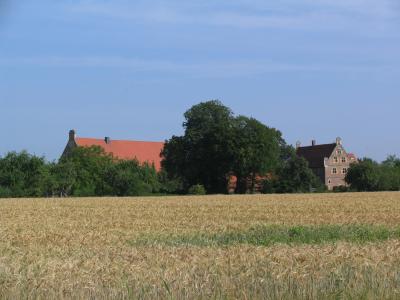 Blick aus der Ferne zu Torhaus und Bauhaus