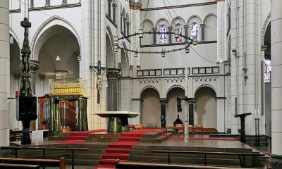 Innenraumansicht des Vierungsbereichs von St. Heribert Köln-Deutz