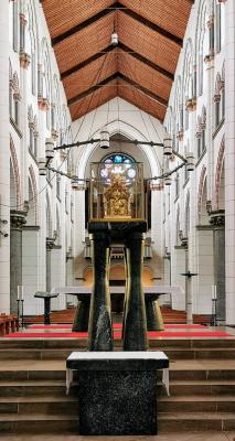 Blick in das Kirchenschiff Richtung Norden mit Heribertschrein imVordergrund