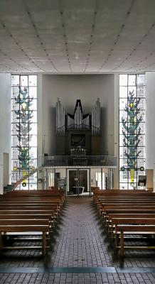 Kircheninnenraum mit Blick Richtung Orgel