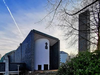 St. Paulus in Velbert mit freistehendem Glockenturm