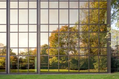 Frontale Ansicht Fassadenausschnitts mit Spiegelung