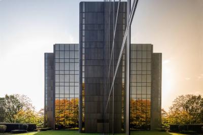 Spiegelung des Gebäudes an der Fassade