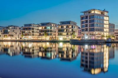 Hafenquartier am Westufer bei Nacht