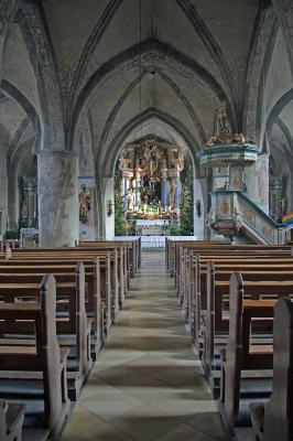 Blick durch das Mittelschiff zum Altar