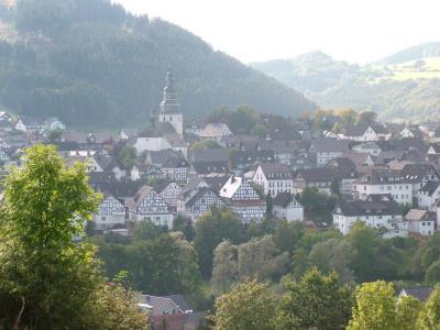 Blick über Hallenberg mit dem Kirchturm von St. Heribert
