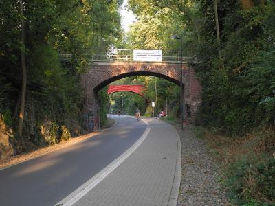 Nordbahntrasse an der Fußgängerbrücke Rathenaustr. nach Osten