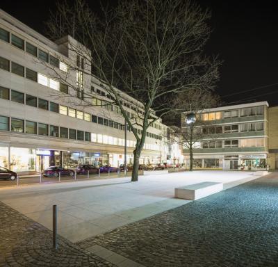 L.-Fritz-Gruber-Platz bei Nacht