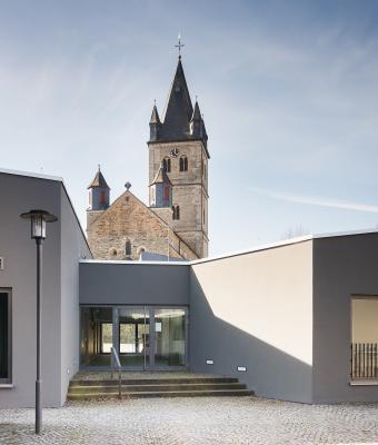 Ansicht vom Innenhof mit Kirche im Hintergrund