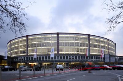 Westfalenhalle in der Dämmerung
