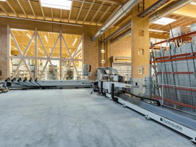Fertigungshalle mit technischen Maschinen