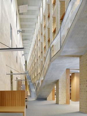 einläufige Treppen erschließen die Obergeschosse der Bibliothek