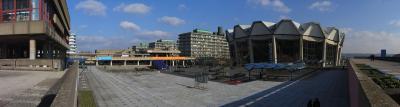 Zentraler Platz mit Bibliothek und Audimax