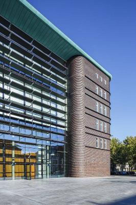 Verglaste Fassade am Alfred-Fischer-Platz
