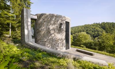 seitlicher Blick auf die Kapelle und die ansteigende Stützmauer