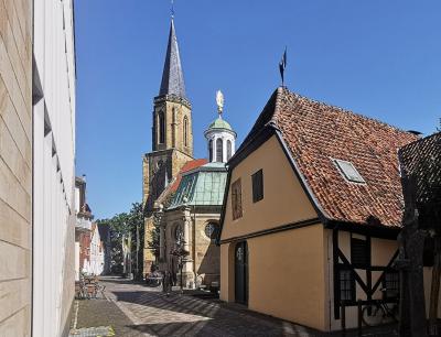 Wallfahrtskapelle Straßenansicht mit Clemenskirche 