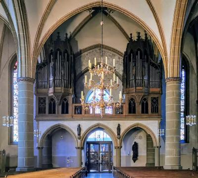 Blick auf die Orgel und Eingang