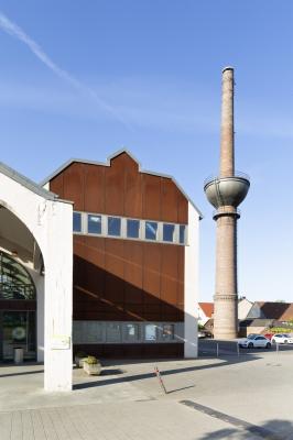 Nordansicht mit Industrieschornstein