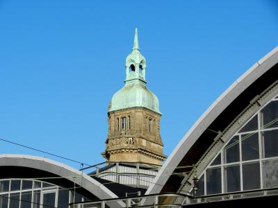 Blick auf den Turm vom Hauptbahnhof Krefeld