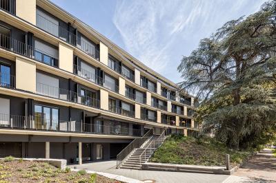 Studentisches Wohnen am Lousberg, Straßenperspektive, Vorplatz mit Erschließung