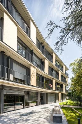 Studentisches Wohnen am Lousberg, geschwungene Gebäudekante, laubengangähnliche Balkone mit Sichtschutzelementen