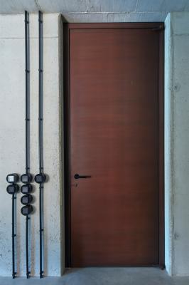 Eingangstür, rohe Sichtbetonoberflächen