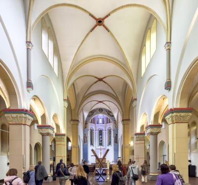 Kircheninnenraum mit Blick nach Osten zum Chor