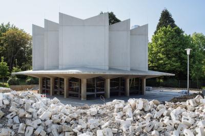 Außenperspektive, freistehende Trauerhalle als Solitär