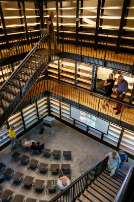 Innenraum nach Umbau zur Bibliothek des 