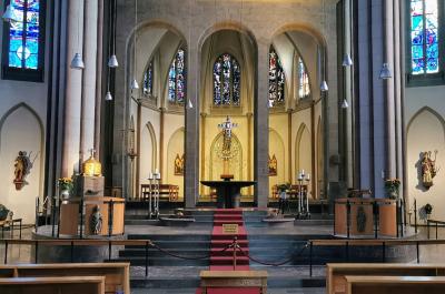 Altarbereich und Chorarkade