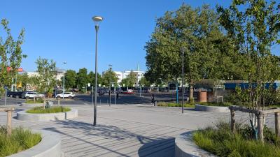 BürgerBahnhof, neugestalteter Vorplatz mit Baumeinfassungen