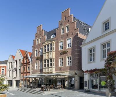 Außenperspektive Marktstraße, giebelständige Baukörper, historischer Bestand 