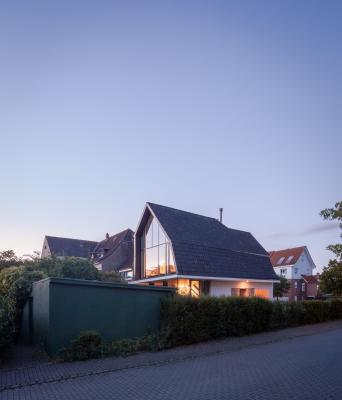 Straßenperspektive, verglaste Gartenseite