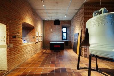 Ausstellung im 1. OG mit Glockeninstallation