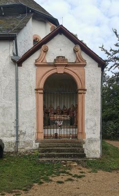 Heiligenhäuschen mit Grablegungsgruppe