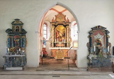 Innenraum mit Chorraum, Hochaltar und Seitenaltären