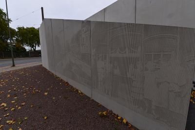 Sichtbetonwand mit Relief einer historischen Fotografie 