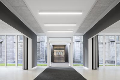 Gemeindehaus, Hauptraum mit flexiblen Trennwänden