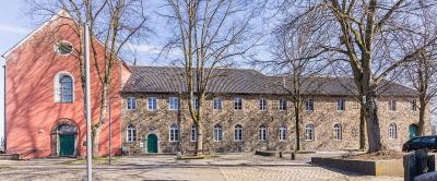 St. Antonius und ehemaliges Klostergebäude
