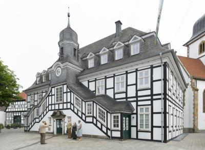 Rathaus Rietberg mit überdachtem Treppenaufgang