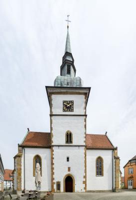 Westfassade mit Turm