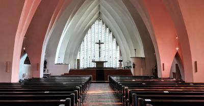 Bei Sonne rot erleuchtetes Kirchenschiff
