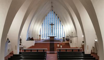 Blick in das Kirchenschiff Richtung Altar