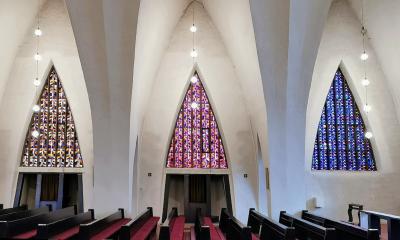 Dreiecksfenster im Kirchenschiff
