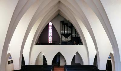 Innenansicht mit Blick zur Orgelempore