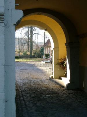 Blick durch die rundbogige Durchfahrt