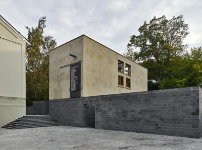 Galerie- und Atelierhaus, Außenperspektive Hinterhaus, abgesetztes Sockelgeschoss