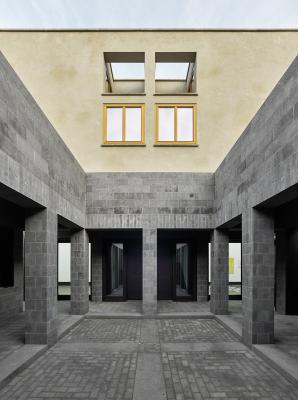 Galerie- und Atelierhaus, Innenhof mit Kolonnaden
