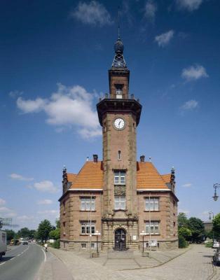 Frontfassade mit Turm