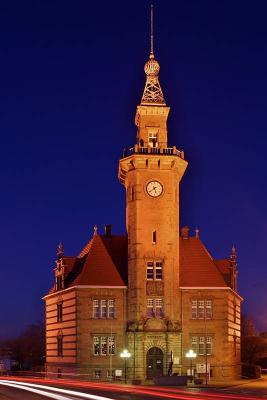 Frontansicht bei Nacht